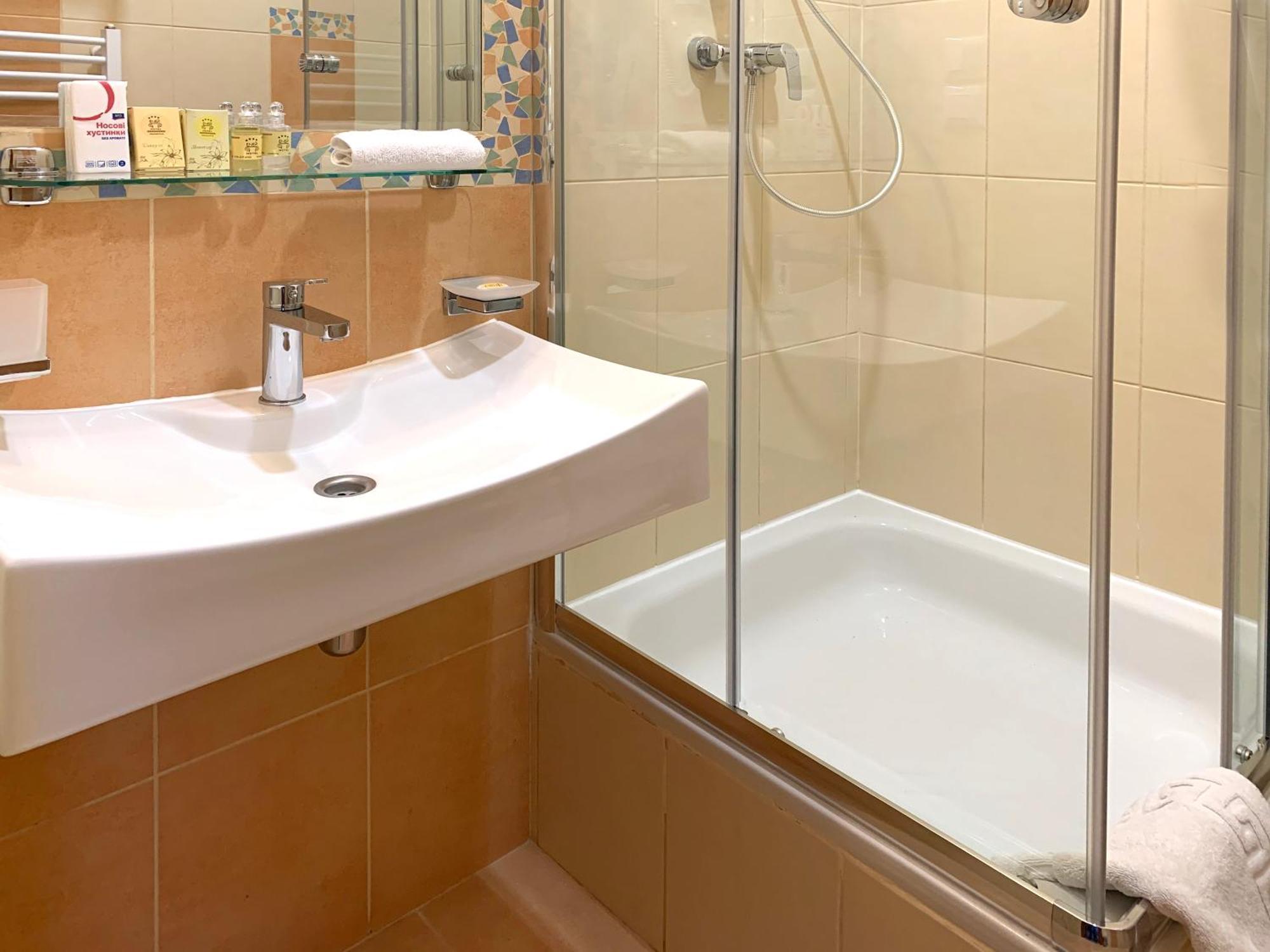 Economy Room In Hotel Eney Lviv Phòng bức ảnh