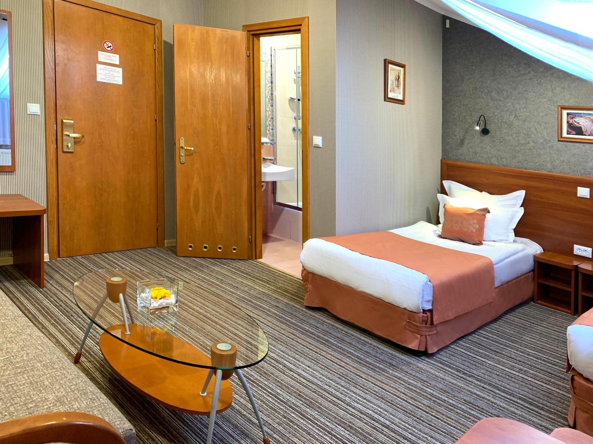 Economy Room In Hotel Eney Lviv Phòng bức ảnh