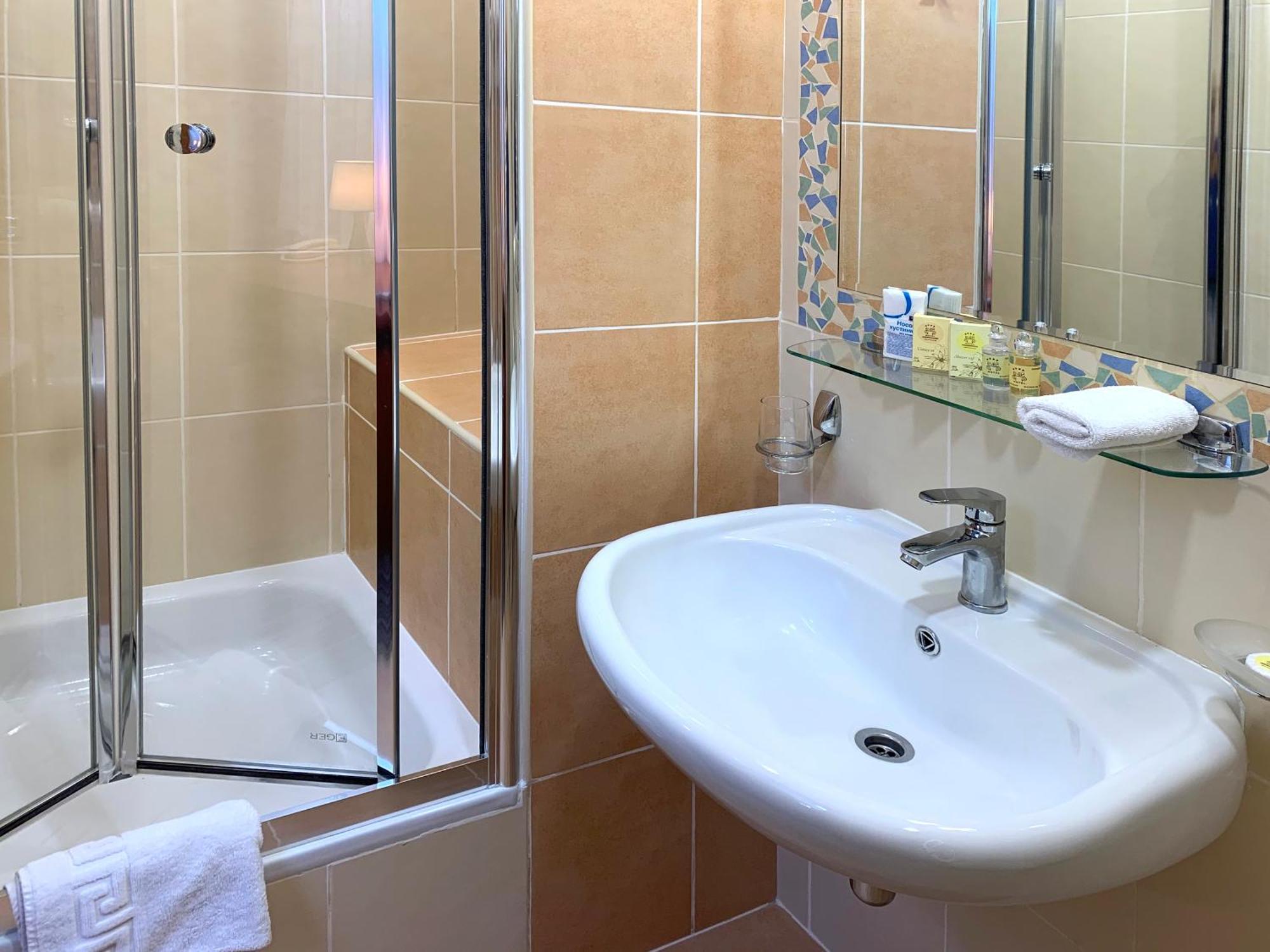 Economy Room In Hotel Eney Lviv Phòng bức ảnh