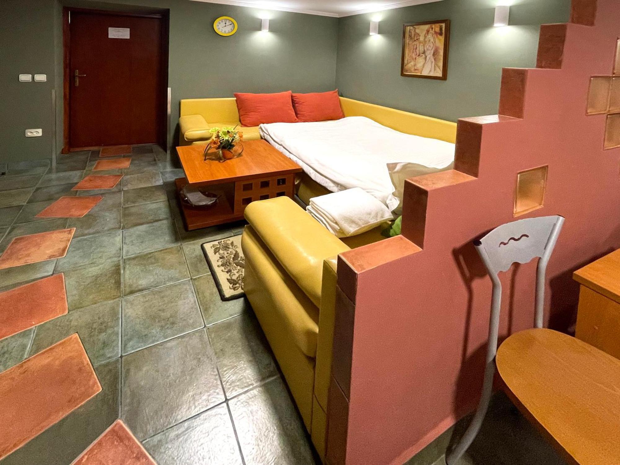 Economy Room In Hotel Eney Lviv Phòng bức ảnh