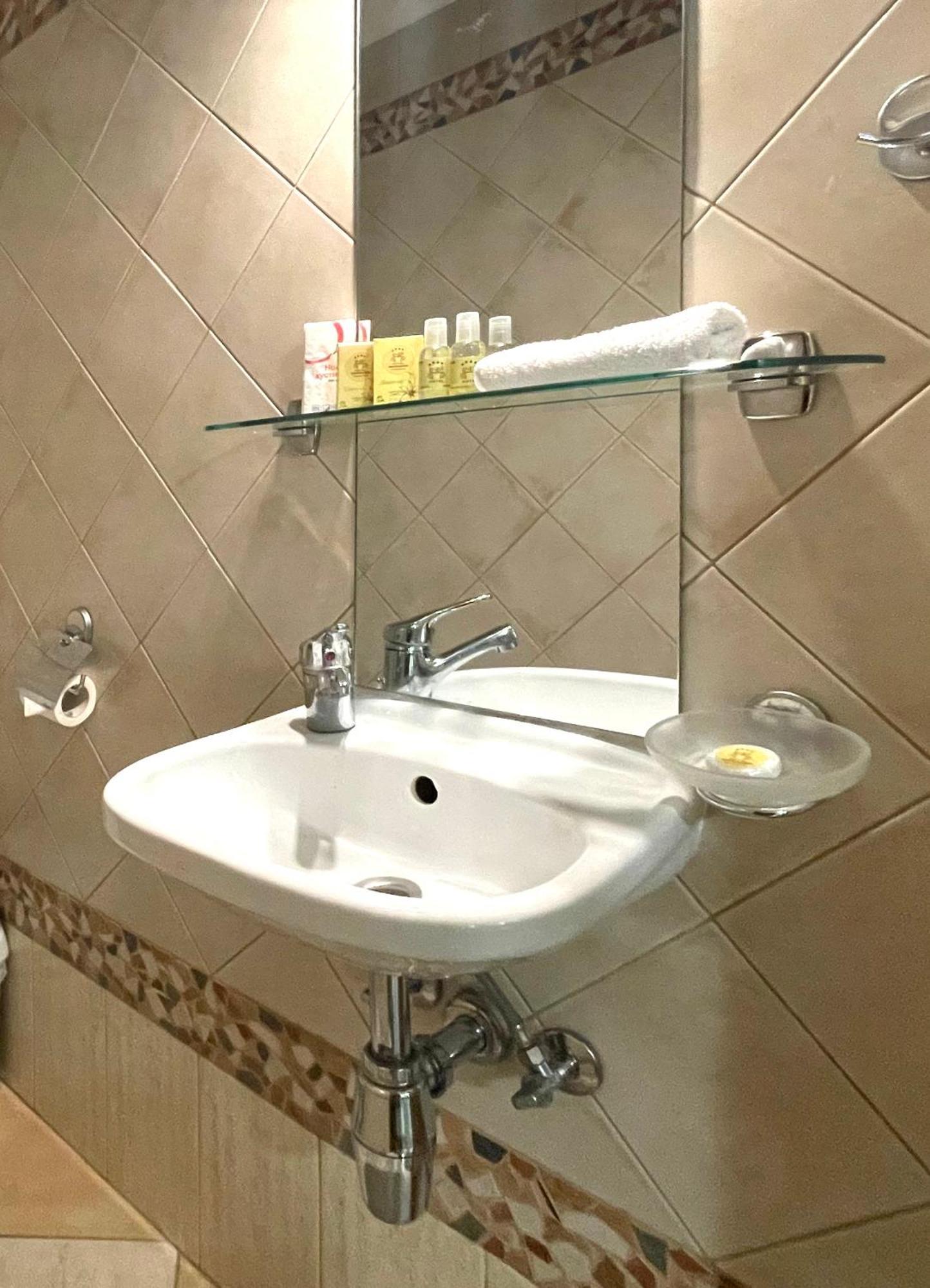 Economy Room In Hotel Eney Lviv Phòng bức ảnh