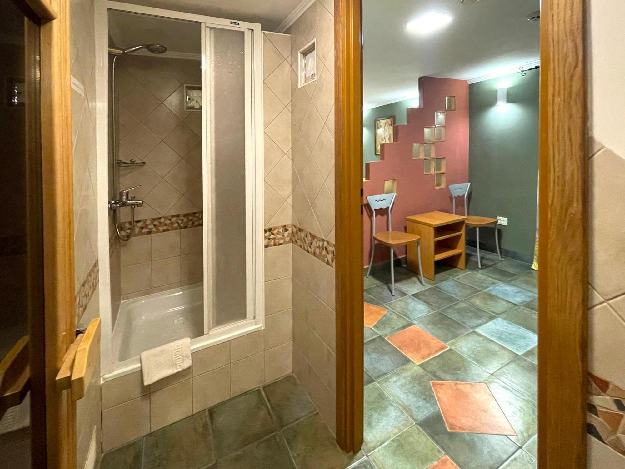 Economy Room In Hotel Eney Lviv Phòng bức ảnh